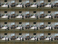 右：連続写真を見せてポイントを確認する。前方倒立回転跳び（16分割写真）