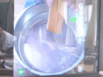 実験の様子を見せる