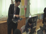 手元のタブレットPCで児童の目標の達成や誤答傾向をつかむ。