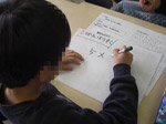 自分の考えをホワイトボードに書き込んでいます。