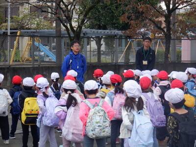 生活科見学出発の会の様子
