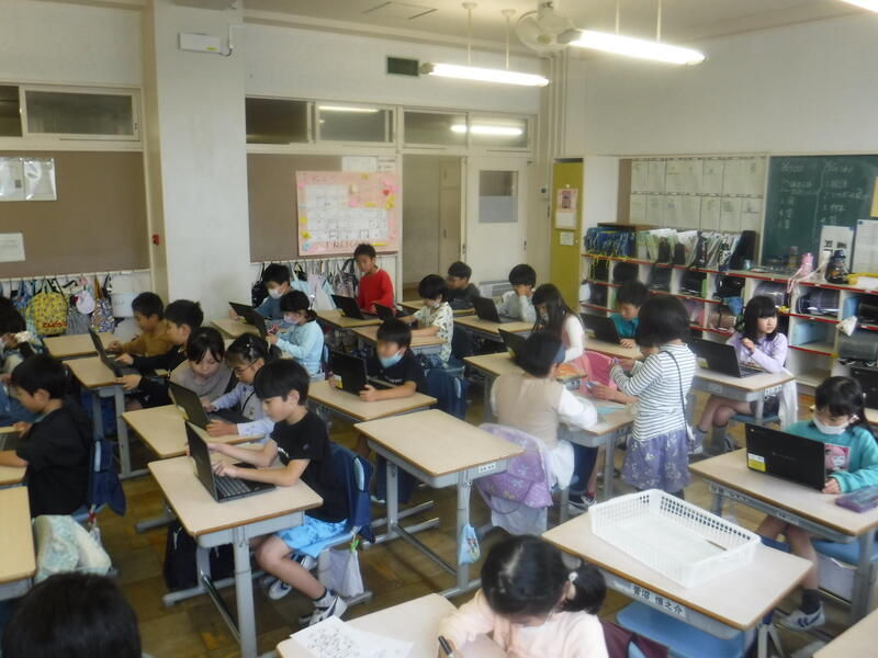 中休みにタブレットを使って学習している児童