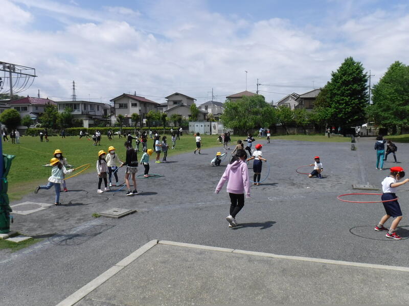 フラフープで遊んでいる様子