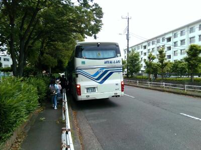 バスに乗り込みます